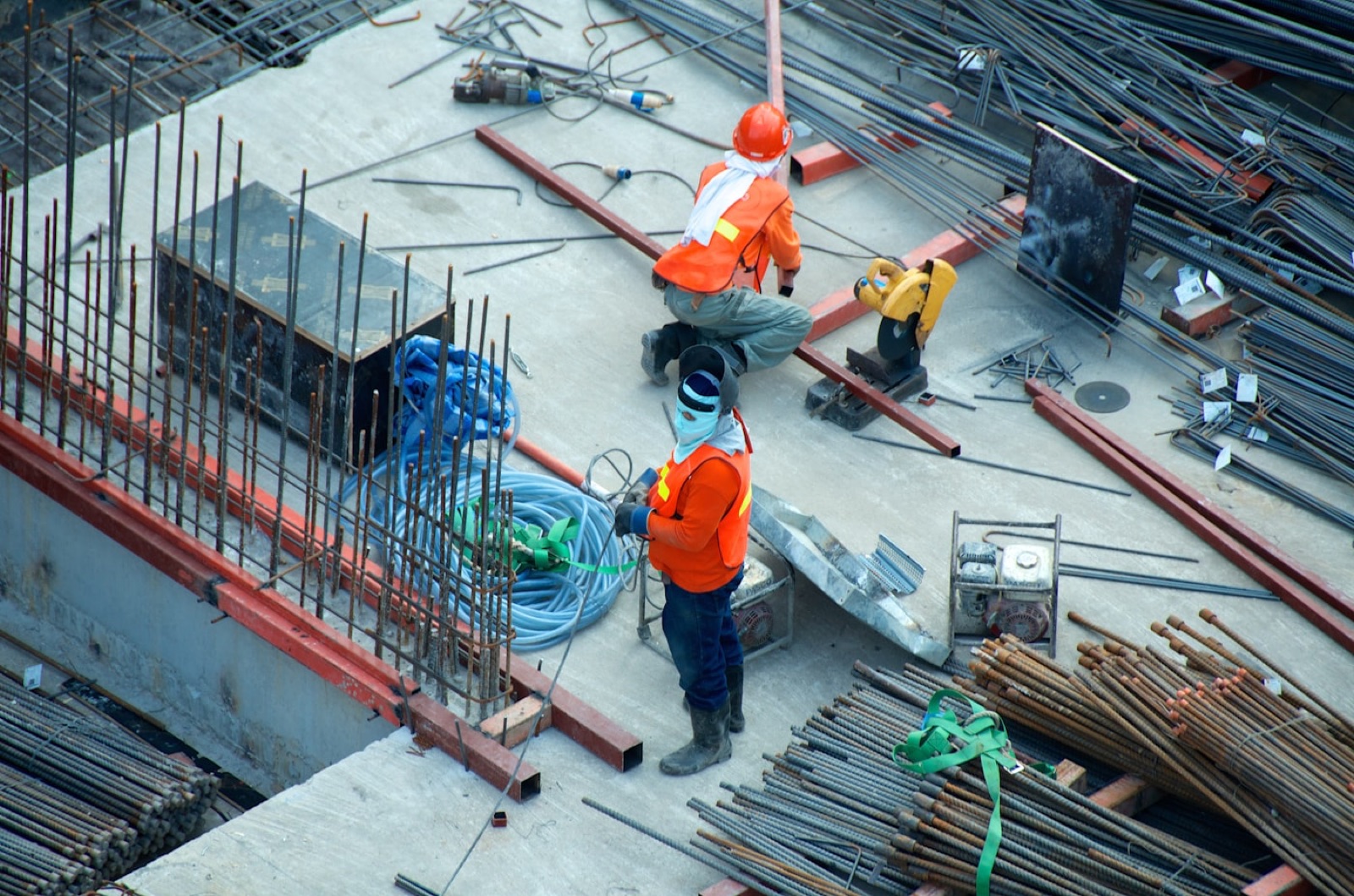 Deux artisans au travail sur un chantier