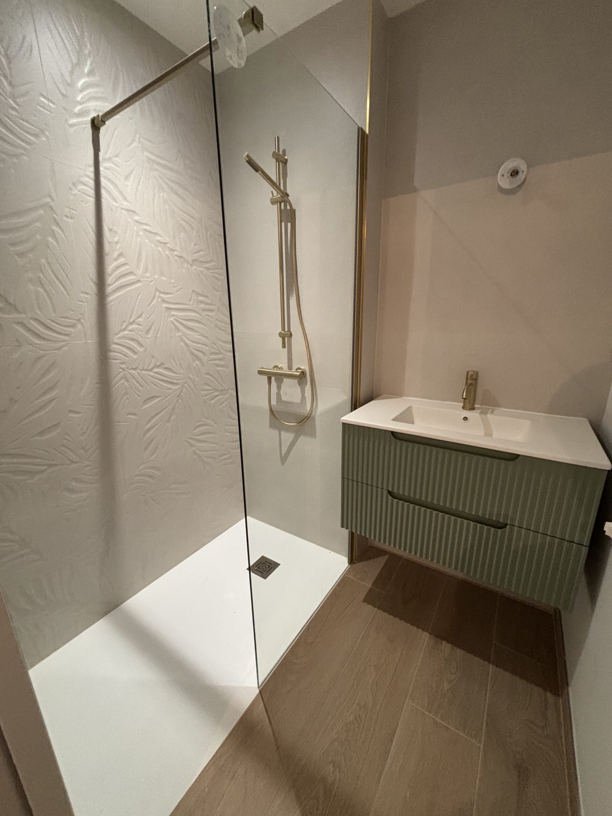 Salle de bain rénovée par un artisan plombier